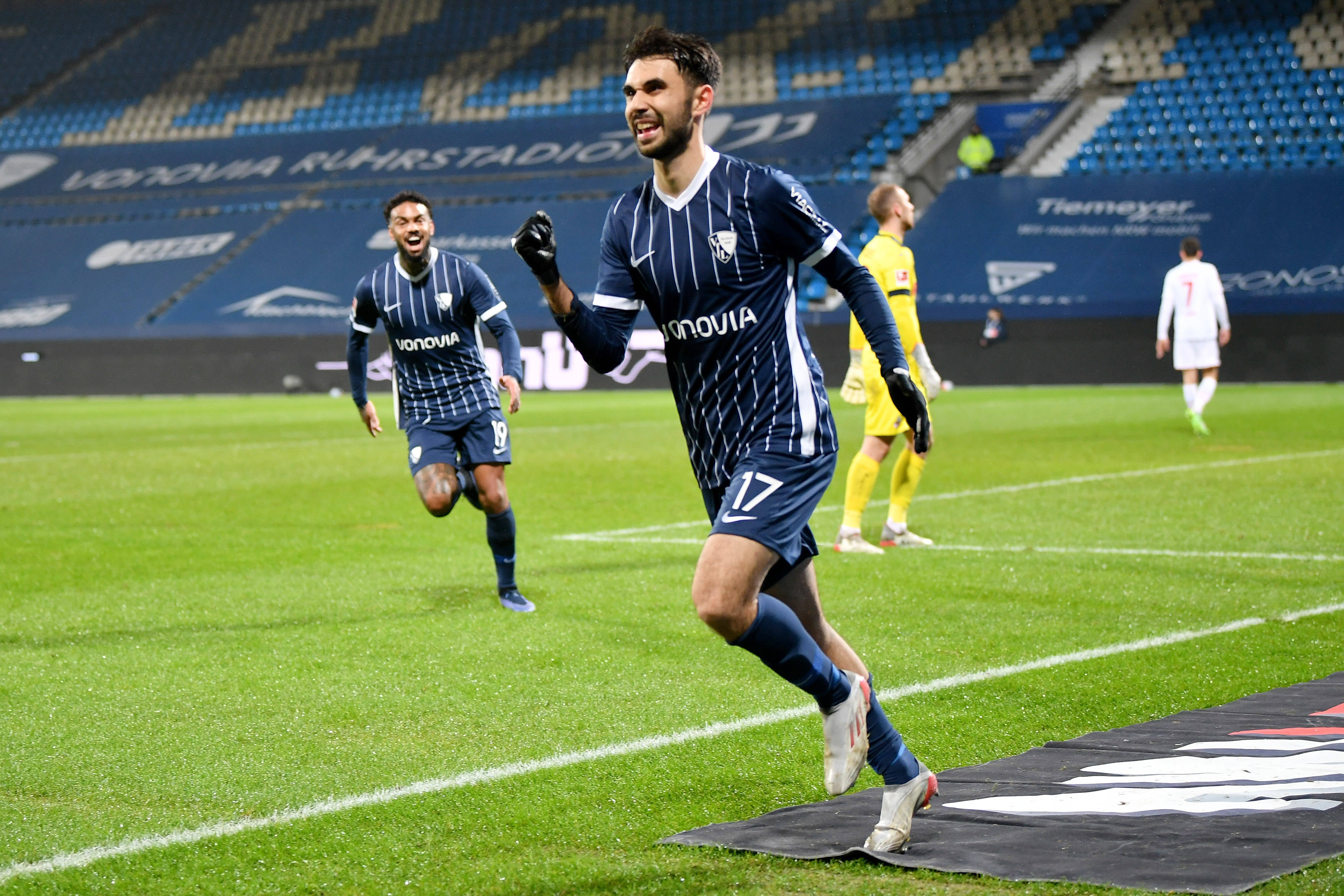 贝博娱乐网站 -今晚德甲传出新动向,法兰克福远射贴柱,管理层表态:引发热议,身体对抗强度拉满的简单介绍