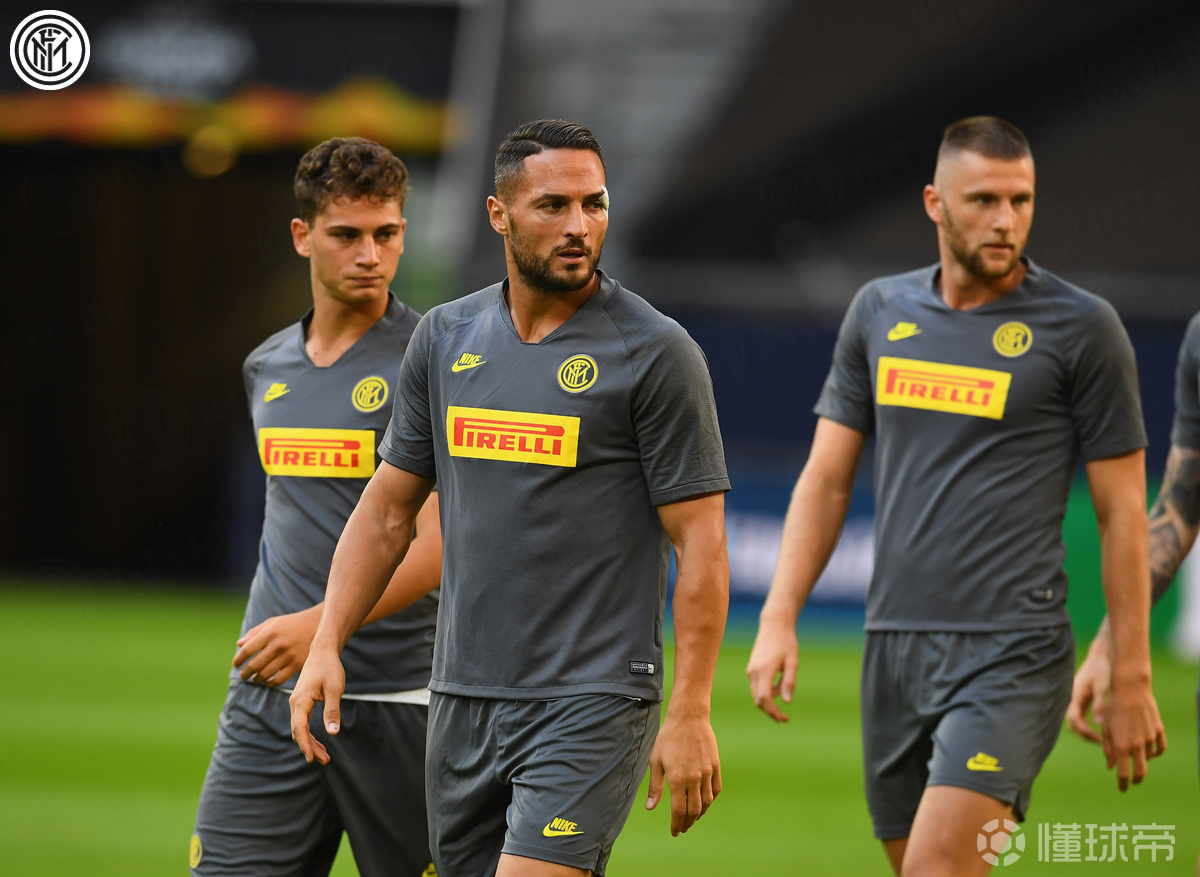 贝博娱乐网站 -跟随主持人吴杰感受集体极限体能射击训练